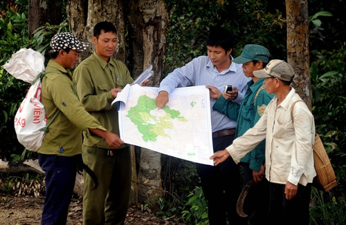 Cán bộ Ban Quản lý rừng phòng hộ Vân Canh đối chiếu trên bản đồ và thực tế giao khoán diện tích rừng cho các hộ dân tham gia quản lý, chăm sóc bảo vệ. Cán bộ Ban Quản lý rừng phòng hộ Vân Canh đối chiếu trên bản đồ và thực tế giao khoán diện tích rừng cho các hộ dân tham gia quản lý, chăm sóc bảo vệ.