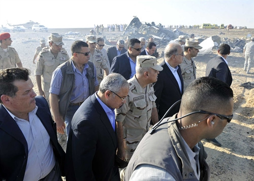 Trong ảnh (tư liệu): Thủ tướng Ai Cập Sherif Ismail tại hiện trường vụ rơi máy bay Nga ở Hassana, cách thành phố Arish, Ai Cập khoảng 35km về phía nam ngày 31/10. THX-TTXVN