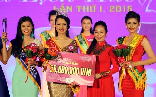 Thí sinh Lê Trần Ngọc Trân đoạt hoa khôi cuộc thi Người đẹp du lịch Thừa Thiên - Huế lần thứ I năm 2015. Ảnh: Hồ Cầu- TTXVN Thí sinh Lê Trần Ngọc Trân đoạt hoa khôi cuộc thi Người đẹp du lịch Thừa Thiên - Huế lần thứ I năm 2015. Ảnh: Hồ Cầu- TTXVN