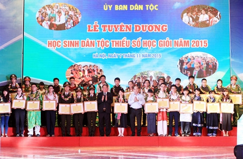 Phó Thủ tướng Chính phủ Nguyễn Xuân Phúc chụp ảnh chung với các học sinh dân tộc thiểu số học giỏi năm 2015. Ảnh: Phạm Kiên- TTXVN