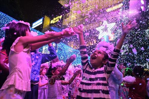 Trẻ em vui chơi mừng đón lễ Giáng sinh tại Singapore. Ảnh: THX/TTXVN Người dân tham gia cuộc thi chạy Ông già Noel tại Vilnius, Litsva. Ảnh: THX/TTXVN Hát mừng lễ Giáng Sinh tại Nhà thờ Frankfurt, Đức. Ảnh: THX/TTXVN Thợ lặn trong trang phục Ông già Noel chào đón du khách tới Công viên Thủy cung ở Manila, Philippines trong dịp lễ Giáng Sinh. Ảnh: THX/TTXVN Thắp sáng cây thông Noel tại Yangon, Myanmar. Ảnh: THX/TTXVN Thắp sáng cây thông Noel chào đón Giáng Sinh và Năm Mới tại quảng trường ở Yerevan, Armenia. Ảnh: THX/TTXVN Hàng trăm người trong trang phục ông già Noel tham gia lễ hội SantaCon chào đón Giáng Sinh ở New York, Mỹ. Ảnh: THX/TTXVN Một gia đình mua sắm chuẩn bị lễ Giáng Sinh tại Houston, Mỹ. Ảnh: THX/TTXVN Người dân Tây Ban Nha mừng đón Giáng Sinh tại quảng trường Landmark Puerta del Sol ở Madrid. Ảnh: THX/TTXVN Trẻ em vui chơi tại công viên tuyết nhân tạo trong dịp lễ Giáng Sinh ở tỉnh Banten, Indonesia. Ảnh: THX/TTXVN Trang trí chuẩn bị cho lễ Giáng Sinh tại thủ đô Baghdad, Iraq. Ảnh: THX/TTXVN Mua sắm chuẩn bị cho lễ Giáng Sinh tại thủ đô Baghdad, Iraq. Ảnh: THX/TTXVN Người dân Malaysia tham quan triển lãm "Disney- Giấc mơ Giáng sinh" tại thủ đô Kuala Lumpur. Ảnh: THX/TTXVN Người dân mua sắm chuẩn bị cho Lễ Giáng Sinh tại Bangalore, Ấn Độ. Ảnh: THX/TTXVN Thắp sáng cây thông Noel khổng lồ tại Quảng trường Azneft ở Baku, Azerbaijan. Ảnh: THX/TTXVN Trẻ em Hàn Quốc vui chơi mừng đón lễ Giáng Sinh tại làng Ông già Noel ở Gyeongsangbuk-do. Ảnh: THX/TTXVN Các loại bánh cho Lễ Giáng sinh được bày bán tại Làng Ông già Noel ở Gyeongsangbuk-do, Hàn Quốc. Ảnh: THX/TTXVN Người dân Hàn Quốc chào đón Giáng Sinh tại làng Ông già Noel ở Gyeongsangbuk-do. Ảnh: THX/TTXVN Người dân Syria mừng đón Giáng Sinh tại thủ đô Damascus. Ảnh: THX/TTXVN Trẻ em vui chơi mừng đón lễ Giáng sinh tại Singapore. Ảnh: THX/TTXVN Người dân tham gia cuộc thi chạy Ông già Noel tại Vilnius, Litsva. Ảnh: THX/TTXVN Hát mừng lễ Giáng Sinh tại Nhà thờ Frankfurt, Đức. Ảnh: THX/TTXVN Thợ lặn trong trang phục Ông già Noel chào đón du khách tới Công viên Thủy cung ở Manila, Philippines trong dịp lễ Giáng Sinh. Ảnh: THX/TTXVN Thắp sáng cây thông Noel tại Yangon, Myanmar. Ảnh: THX/TTXVN Thắp sáng cây thông Noel chào đón Giáng Sinh và Năm Mới tại quảng trường ở Yerevan, Armenia. Ảnh: THX/TTXVN Hàng trăm người trong trang phục ông già Noel tham gia lễ hội SantaCon chào đón Giáng Sinh ở New York, Mỹ. Ảnh: THX/TTXVN Một gia đình mua sắm chuẩn bị lễ Giáng Sinh tại Houston, Mỹ. Ảnh: THX/TTXVN Người dân Tây Ban Nha mừng đón Giáng Sinh tại quảng trường Landmark Puerta del Sol ở Madrid. Ảnh: THX/TTXVN Trẻ em vui chơi tại công viên tuyết nhân tạo trong dịp lễ Giáng Sinh ở tỉnh Banten, Indonesia. Ảnh: THX/TTXVN Trang trí chuẩn bị cho lễ Giáng Sinh tại thủ đô Baghdad, Iraq. Ảnh: THX/TTXVN Mua sắm chuẩn bị cho lễ Giáng Sinh tại thủ đô Baghdad, Iraq. Ảnh: THX/TTXVN Người dân Malaysia tham quan triển lãm "Disney- Giấc mơ Giáng sinh" tại thủ đô Kuala Lumpur. Ảnh: THX/TTXVN Người dân mua sắm chuẩn bị cho Lễ Giáng Sinh tại Bangalore, Ấn Độ. Ảnh: THX/TTXVN Thắp sáng cây thông Noel khổng lồ tại Quảng trường Azneft ở Baku, Azerbaijan. Ảnh: THX/TTXVN Trẻ em Hàn Quốc vui chơi mừng đón lễ Giáng Sinh tại làng Ông già Noel ở Gyeongsangbuk-do. Ảnh: THX/TTXVN Các loại bánh cho Lễ Giáng sinh được bày bán tại Làng Ông già Noel ở Gyeongsangbuk-do, Hàn Quốc. Ảnh: THX/TTXVN Người dân Hàn Quốc chào đón Giáng Sinh tại làng Ông già Noel ở Gyeongsangbuk-do. Ảnh: THX/TTXVN Người dân Syria mừng đón Giáng Sinh tại thủ đô Damascus. Ảnh: THX/TTXVN