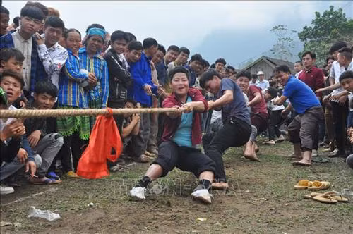 Thi đấu kéo co tại Lễ hội Tết rừng Nà Hẩu. Ảnh: Việt Dũng – TTXVN