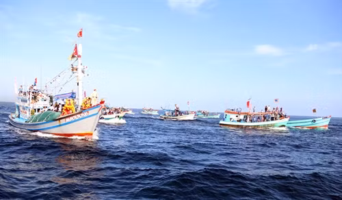 Tàu cá ngư dân Lại Sơn tại lễ hội Nghinh Ông