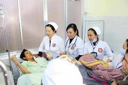 Khi bị ốm đau, người bệnh được hỗ trợ chi phí trong thời gian điều trị Khi bị ốm đau, người bệnh được hỗ trợ chi phí trong thời gian điều trị