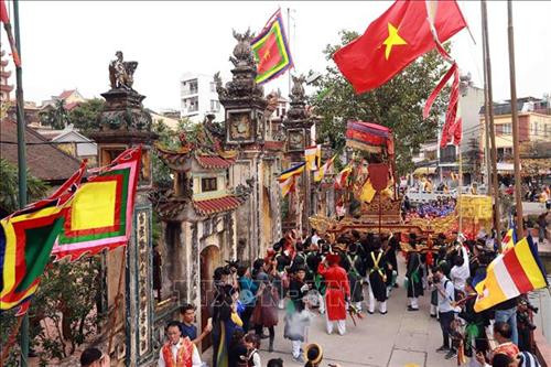 Đoàn rước đi qua trước chùa làng Triều Khúc. Ảnh: Hoàng Hùng - TTXVN Đoàn rước sang đình Sắc làm lễ. Ảnh: Hoàng Hùng - TTXVN Rước long bào nhà vua về hậu cung đình Đại. Ảnh: Hoàng Hùng - TTXVN Đoàn rước làm lễ trước chùa làng Triều Khúc. Ảnh: Hoàng Hùng - TTXVN Biểu diễn múa rồng tại hội làng. Ảnh: Hoàng Hùng - TTXVN Đoàn rước sang đình Sắc làm lễ. Ảnh: Hoàng Hùng - TTXVN Điệu múa cổ "Con đĩ đánh bồng" do các chàng trai trong làng Triều Khúc giả gái thực hiện thu hút đông đảo người xem. Ảnh: Hoàng Hùng - TTXVN Tương truyền khi xưa, Phùng Hưng sau khi đánh thắng giặc Đường thì nghỉ chân tại thành Tống Bình (làng Triều Khúc ngày nay). Ngài lệnh cho một số lính nam cải trang thành nữ múa để khích lệ tinh thần quân sĩ sau này điệu múa trở thành điệu múa có một không hai của hội làng Triều Khúc. Ảnh: Hoàng Hùng - TTXVN Đoàn rước đi qua trước chùa làng Triều Khúc. Ảnh: Hoàng Hùng - TTXVN Đoàn rước sang đình Sắc làm lễ. Ảnh: Hoàng Hùng - TTXVN Rước long bào nhà vua về hậu cung đình Đại. Ảnh: Hoàng Hùng - TTXVN Đoàn rước làm lễ trước chùa làng Triều Khúc. Ảnh: Hoàng Hùng - TTXVN Biểu diễn múa rồng tại hội làng. Ảnh: Hoàng Hùng - TTXVN Đoàn rước sang đình Sắc làm lễ. Ảnh: Hoàng Hùng - TTXVN Điệu múa cổ "Con đĩ đánh bồng" do các chàng trai trong làng Triều Khúc giả gái thực hiện thu hút đông đảo người xem. Ảnh: Hoàng Hùng - TTXVN Tương truyền khi xưa, Phùng Hưng sau khi đánh thắng giặc Đường thì nghỉ chân tại thành Tống Bình (làng Triều Khúc ngày nay). Ngài lệnh cho một số lính nam cải trang thành nữ múa để khích lệ tinh thần quân sĩ sau này điệu múa trở thành điệu múa có một không hai của hội làng Triều Khúc. Ảnh: Hoàng Hùng - TTXVN