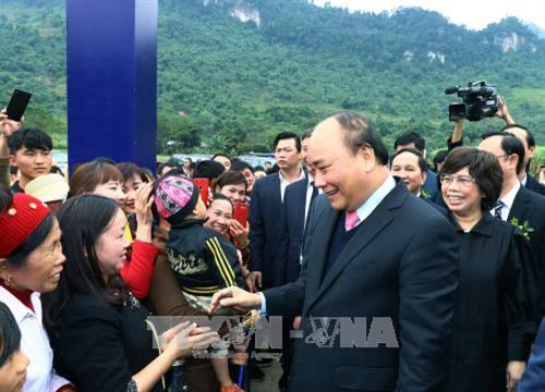 Thủ tướng Nguyễn Xuân Phúc và nhân dân tỉnh Hà Giang tại lễ động thổ. Ảnh: Thống Nhất – TTXVN Thủ tướng Nguyễn Xuân Phúc và nhân dân tỉnh Hà Giang tại lễ động thổ. Ảnh: Thống Nhất – TTXVN
