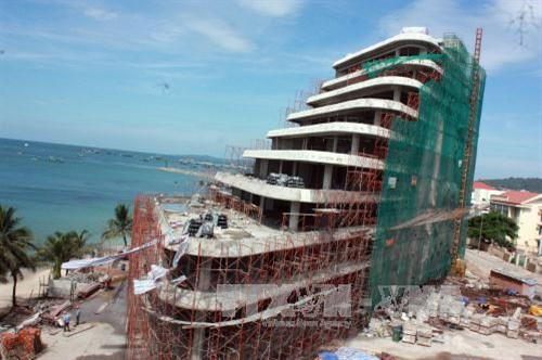 Các công trình tiếp tục được xây dựng mới trên huyện đảo Phú Quốc. Ảnh: Lê Sen - TTXVN