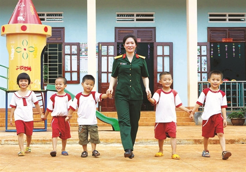 Cô và trò ở lớp học mầm non Công ty cao su 72, Binh đoàn 15 Cô và trò ở lớp học mầm non Công ty cao su 72, Binh đoàn 15