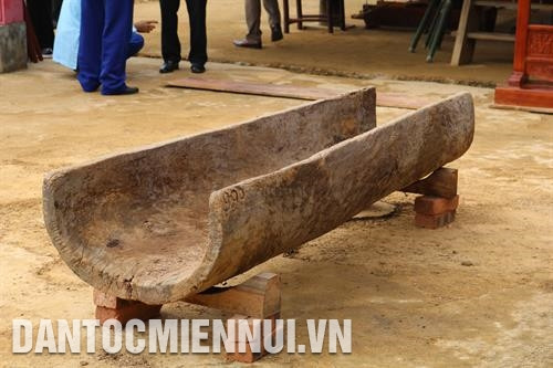 Chiếc đuống của người Mường làm bằng gỗ, có hình chiếc thuyền độc mộc, dài từ hai đến ba sải tay. Ảnh Hoàng Tâm