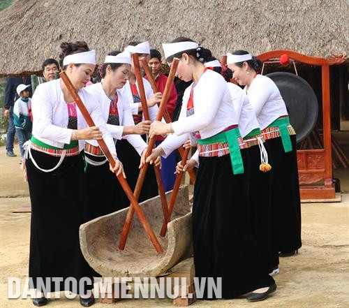 Các cô gái Mường thực hiện đâm đuống rất nghệ thuật, tạo thành bản nhạc đặc trưng. Ảnh Hoàng Tâm