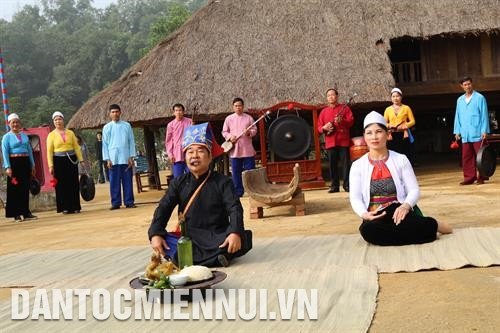 Thày mo và cô gái Mường làm lễ khấn thần, phật, tổ tiên trước khi vào lễ hội. Ảnh: Hoàng Tâm