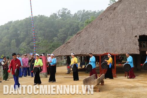 Mở đầu buổi lễ là màn trình diễn của đội cồng chiêng. Ảnh: Hoàng Tâm