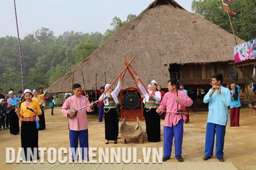 Tục đâm đuống đã trở thành tục lệ đẹp của đồng bào dân tộc Mường. Ảnh: Hoàng Tâm