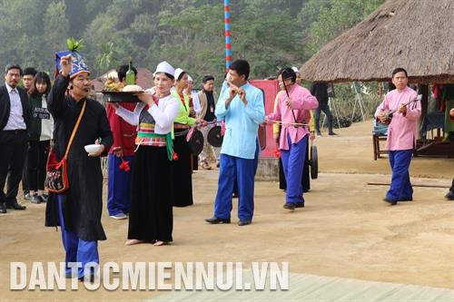 Thày mo làm lễ khấn mát nhà, vẩy nước xung quanh sân lễ. Ảnh: Hoàng Tâm