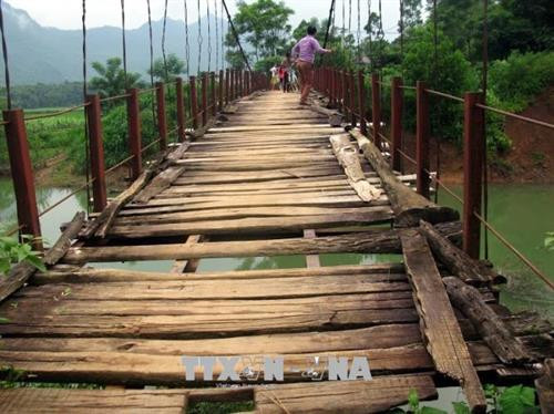 Cầu treo xóm Hai Ót của xã Chí Đạo xuống cấp nghiêm trọng, những tấm ván gỗ và tre đã mục nát, gẫy rụng. Ảnh: Vũ Hà - TTXVN Cầu treo xóm Hai Ót của xã Chí Đạo xuống cấp nghiêm trọng, những tấm ván gỗ và tre đã mục nát, gẫy rụng. Ảnh: Vũ Hà - TTXVN