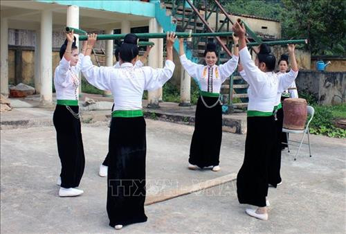 Các thành viên Câu lạc bộ gìn giữ bản sắc văn hóa Kháng tại xã Chiềng Ơn tập luyện múa Tăng bu. Ảnh: Diệp Anh - TTXVN Các thành viên Câu lạc bộ gìn giữ bản sắc văn hóa Kháng tại xã Chiềng Ơn tập luyện múa Tăng bu. Ảnh: Diệp Anh - TTXVN