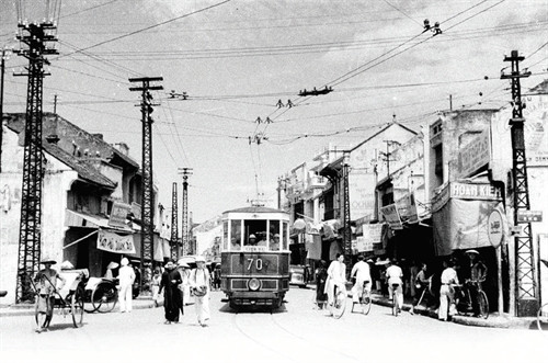 Tàu điện trên phố Hàng Đào.