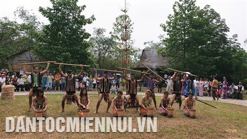 Đồng bào dân tộc S'Tiêng giới thiệu đến du khách những điệu múa truyền thống. Ảnh: Hoàng Hải