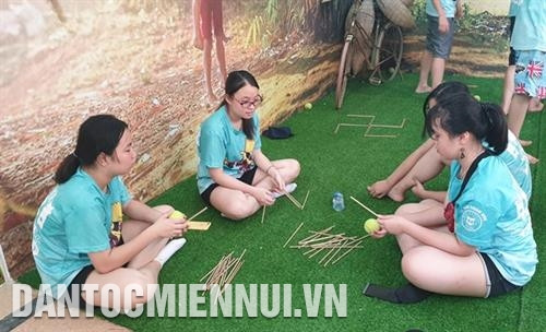 Các em học sinh tham gia trò chơi truyền thống. Ảnh: Hoàng Hải