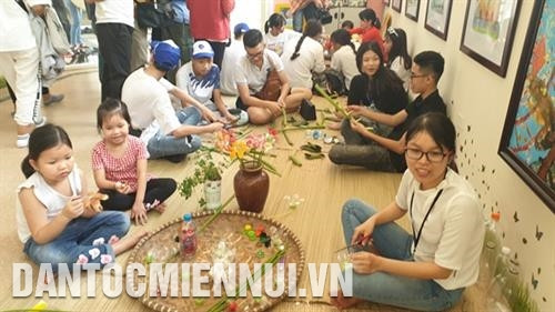 Các em thiếu nhi tham làm đồ chơi từ chai nhựa. Ảnh: Hoàng Hải