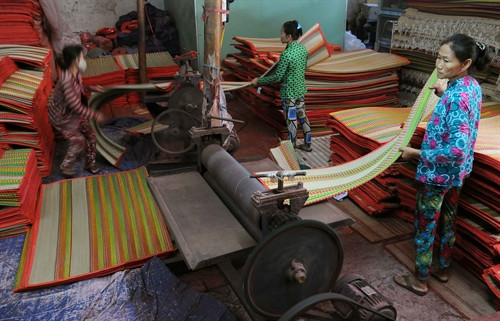 Một công đoạn sản xuất chiếu tại cơ sở chiếu Thanh Bình, ấp An Khương, xã Định Yên