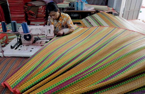 May viền chiếu thành phẩm tại cơ sở Thanh Bình, ấp An Khương, xã Định Yên.