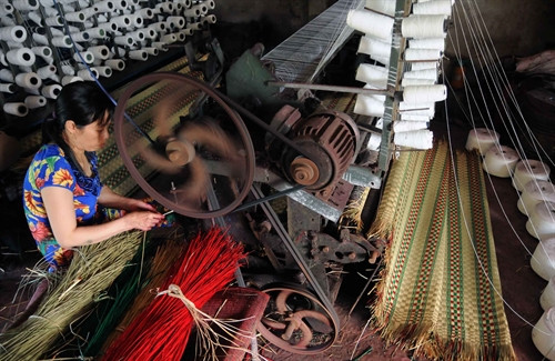 Dệt chiếu bằng máy tại cơ sở chiếu Thanh Bình, ấp An Khương, xã Định Yên.