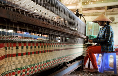 Dệt chiếu bằng máy tại cơ sở chiếu Thanh Bình, ấp An Khương, xã Định Yên.