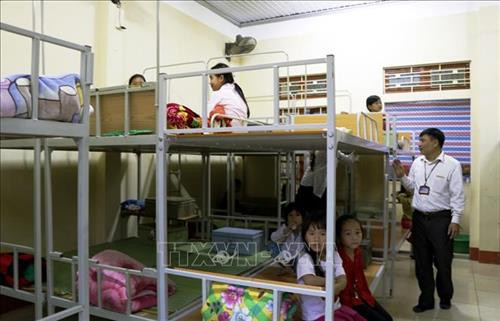 Thầy Hiệu trưởng Trường PTDT bán trú Tiểu học Lang Thíp kiểm tra các em bán trú trước giờ đi ngủ. Ảnh: Đinh Đức Tưởng – TTXVN Thầy Hiệu trưởng Trường PTDT bán trú Tiểu học Lang Thíp kiểm tra các em bán trú trước giờ đi ngủ. Ảnh: Đinh Đức Tưởng – TTXVN