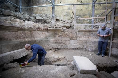 Các nhà khảo cổ Israel làm việc tại khu vực dưới chân Bức tường Than khóc ở Jerusalem ngày 16/10. Ảnh: THX/TTXVN