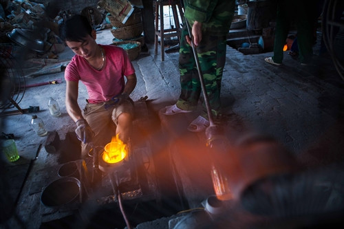 Sau khi định hình, sản phẩm cốc sẽ được cắt miệng cốc bằng lửa ga ở nhiệt độ cao. Sau khi định hình, sản phẩm cốc sẽ được cắt miệng cốc bằng lửa ga ở nhiệt độ cao.