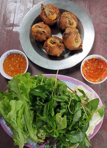 Bánh cống sau khi chế biến hoàn thành được ăn kèm với các loại rau thơm, rau sống như húng lủi, quế, xà lách, cải xanh, chấm nước mắm chua ngọt với gừng thái nhỏ, cải đỏ, cải trắng…