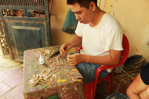 Anh Nguyễn Văn Tái là người làm chuồn chuồn tre đầu tiên ở xóm Chùa Tây.