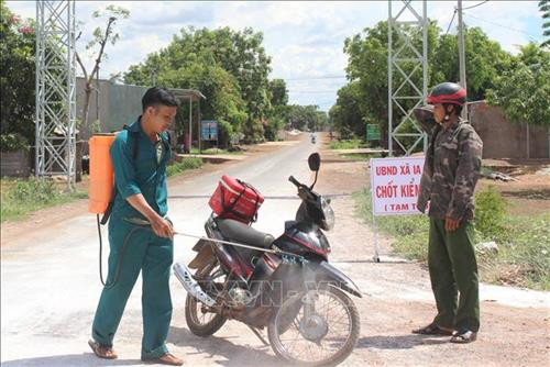 : Lực lượng chức năng tỉnh Gia Lai phun hóa chất khử trùng các phương tiện ra vào khu vực có dịch. Ảnh: Dư Toán – TTXVN : Lực lượng chức năng tỉnh Gia Lai phun hóa chất khử trùng các phương tiện ra vào khu vực có dịch. Ảnh: Dư Toán – TTXVN