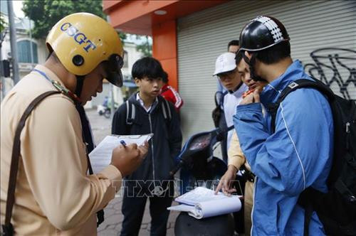 Cảnh sát giao thông tiến hành kiểm tra, xử lý vi phạm các quy định về giao thông đường bộ . Ảnh: Doãn Tấn - TTXVN Cảnh sát giao thông tiến hành kiểm tra, xử lý vi phạm các quy định về giao thông đường bộ . Ảnh: Doãn Tấn - TTXVN