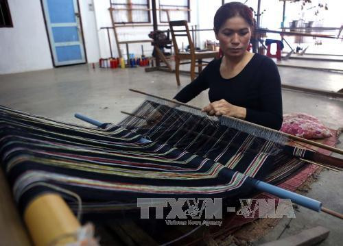 Tỉnh Lâm Đồng đang triển khai Đề án bảo tồn và phát triển làng nghề đến năm 2020. Đến nay, trên địa bàn tỉnh có hơn 41.700 cơ sở ngành nghề nông thôn, 28 làng nghề truyền thống sản xuất các mặt hàng như dệt thổ cẩm, làm rượu cần, dệt lụa, làm tranh và trồng hoa, thu hút 4.000 hộ với khoảng 7.000 nghệ nhân và hơn 200 ngàn lao động. Trong ảnh: Hợp tác xã làng nghề dệt thổ cẩm K’Long, xã Hiệp An, huyện Ðức Trọng tạo việc làm ổn định cho 40 lao động là đồng bào dân tộc thiểu số K’Ho, thu nhập bình quân từ 3 - 3,5 triệu đồng/tháng. Ảnh: Vũ Sinh - TTXVN