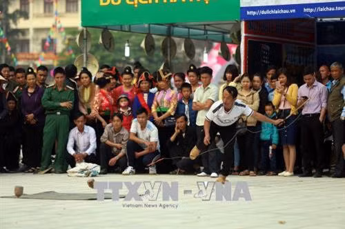 Các vận động viên thi đấu môn Tù lu (hay còn gọi là chơi quay). Ảnh: Phan Tuấn Anh - TTXVN