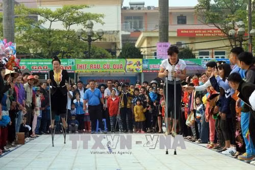 Các vận động viên thi đấu môn đi cà kheo. Ảnh: Phan Tuấn Anh – TTXVN