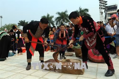 Thi giã bánh giầy tại lễ hội. Ảnh: Phan Tuấn Anh – TTXVN