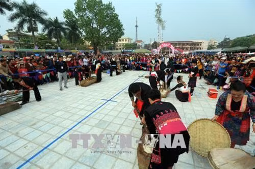 Thi giã bánh giầy tại lễ hội. Ảnh: Phan Tuấn Anh – TTXVN