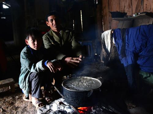 Nhiệt độ ngoài trời xuống thấp, gia đình ông Vàng A Dếnh sống tại đèo Pha Đin trong những ngày qua mọi sinh hoạt đều ở trong nhà, gần bếp lửa củi để sưởi ấm. Ảnh: Văn Dũng - TTXVN Nhiệt độ ngoài trời xuống thấp, gia đình ông Vàng A Dếnh sống tại đèo Pha Đin trong những ngày qua mọi sinh hoạt đều ở trong nhà, gần bếp lửa củi để sưởi ấm. Ảnh: Văn Dũng - TTXVN