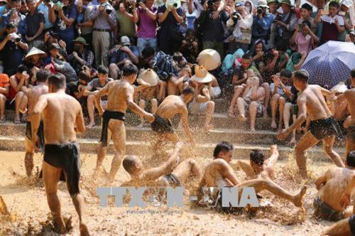 Sân thi đấu là sân hành lễ trước cửa đền, rộng 14 m, dài 18m được tạo đầy bùn lỏng. Ảnh: Tùng Lâm – TTXVN