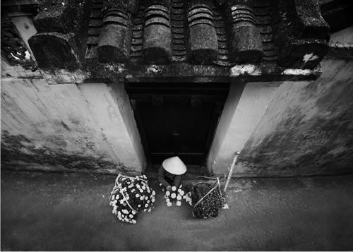 Đội nón lá trên đường về Lấy nón lá làm quạt Đội nón lá trên đường ra đồng Gánh hàng hoa Nón theo mẹ ra đồng Đội nón đi chợ Trên biển Đội nón lá cào don Nón lá trên đầu trong những mưu sinh thường nhật