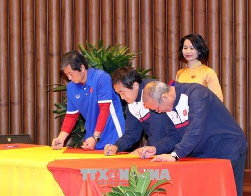 Lãnh đạo, huấn luyện viên, các cầu thủ đội bóng U.23 Việt Nam ký tên lên lá cờ Tổ quốc được Chủ tịch Quốc hội Nguyễn Thị Kim Ngân mang về từ Cột cờ Lũng Cú (Hà Giang). Ảnh: Trọng Đức - TTXVN Lãnh đạo, huấn luyện viên, các cầu thủ đội bóng U.23 Việt Nam ký tên lên lá cờ Tổ quốc được Chủ tịch Quốc hội Nguyễn Thị Kim Ngân mang về từ Cột cờ Lũng Cú (Hà Giang). Ảnh: Trọng Đức - TTXVN