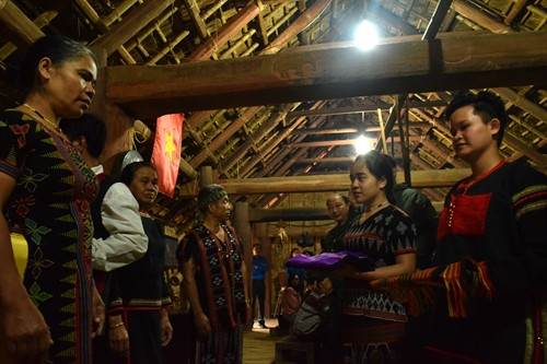 Sau khi uống rượu cần, đại diện của người dân tộc Ê-đê sẽ trao lễ vật - một chiếc túi thổ cẩm cho đại diện người dân tộcTà Ôi. Sau khi uống rượu cần, đại diện của người dân tộc Ê-đê sẽ trao lễ vật - một chiếc túi thổ cẩm cho đại diện người dân tộcTà Ôi.