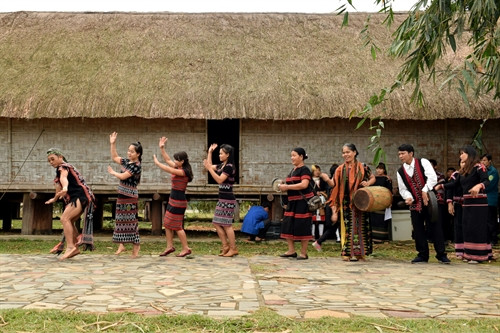 Lễ cúng kết thúc, mọi người cùng múa hát giao lưu để chúc phúc cho những người được kết nghĩa, cầu mong cho họ luôn đoàn kết, gắn bó bên nhau. Lễ cúng kết thúc, mọi người cùng múa hát giao lưu để chúc phúc cho những người được kết nghĩa, cầu mong cho họ luôn đoàn kết, gắn bó bên nhau.