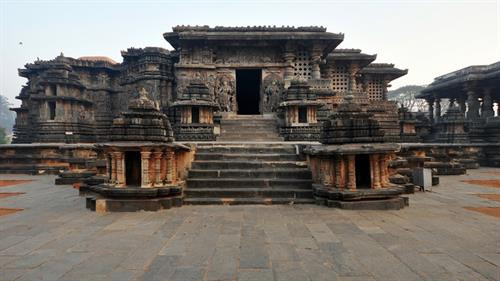 Đền Hoysaleswara nằm ở thị trấn Halebidu, bang Karnataka, miền tây nam Ấn Độ được đánh giá là quần thể kiến trúc đặc trưng, mẫu mực nhất của triều đại Hoysala (1000-1346) còn lại cho đến nay. Ngôi đền thờ thần Shiva trong đạo Hindu có cổng chính hướng ra phía đông, trong khi lối vào dành cho khách du lịch nằm ở cổng phía bắc. Trong thời đại của mình, các vị vua Hoysala đã cho xây dựng hơn 1.500 ngôi đền khắp đế chế, nhưng hiện chỉ còn khoảng 100 công trình. Ảnh: Manfred Sommer. Đền được xây dựng từ năm 1121 tới 1160, dưới thời vua Vishnuvardhana Hoysaleshwara. Điều gây ngạc nhiên nhất với khách du lịch là những cây cột đá trong đền. Rất nhiều người cho rằng chúng trông giống như sản phẩm của máy móc cơ khí hiện đại, dù được tạo ra từ gần 900 năm trước. Ảnh: Dmitry Pavlov. Đền Hoysaleswara nằm ở thị trấn Halebidu, bang Karnataka, miền tây nam Ấn Độ được đánh giá là quần thể kiến trúc đặc trưng, mẫu mực nhất của triều đại Hoysala (1000-1346) còn lại cho đến nay. Ngôi đền thờ thần Shiva trong đạo Hindu có cổng chính hướng ra phía đông, trong khi lối vào dành cho khách du lịch nằm ở cổng phía bắc. Trong thời đại của mình, các vị vua Hoysala đã cho xây dựng hơn 1.500 ngôi đền khắp đế chế, nhưng hiện chỉ còn khoảng 100 công trình. Ảnh: Manfred Sommer. Đền được xây dựng từ năm 1121 tới 1160, dưới thời vua Vishnuvardhana Hoysaleshwara. Điều gây ngạc nhiên nhất với khách du lịch là những cây cột đá trong đền. Rất nhiều người cho rằng chúng trông giống như sản phẩm của máy móc cơ khí hiện đại, dù được tạo ra từ gần 900 năm trước. Ảnh: Dmitry Pavlov.