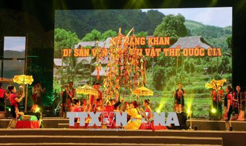 Diễn xướng tại hiện lại Lễ Xăng Khan. Ảnh: Bích Huệ - TTXVN Diễn xướng tại hiện lại Lễ Xăng Khan. Ảnh: Bích Huệ - TTXVN