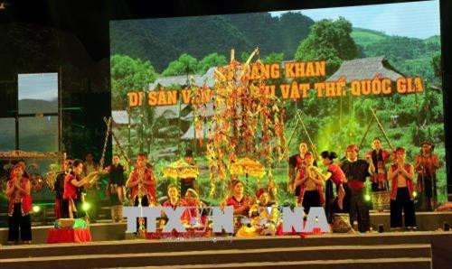 Diễn xướng tại hiện lại Lễ Xăng Khan. Ảnh: Bích Huệ - TTXVN Diễn xướng tại hiện lại Lễ Xăng Khan. Ảnh: Bích Huệ - TTXVN