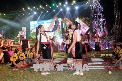 Đồng bào múa sạp tại Đêm hội "Sắc Xuân miền Tây Nghệ An". Ảnh: Bích Huệ - TTXVN Đồng bào múa sạp tại Đêm hội "Sắc Xuân miền Tây Nghệ An". Ảnh: Bích Huệ - TTXVN